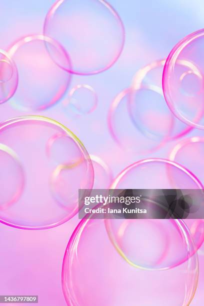 colorful soap bubbles on pink and blue gradient background. beautiful 3d vertical pattern. festive backdrop. - espuma de jabón fotografías e imágenes de stock