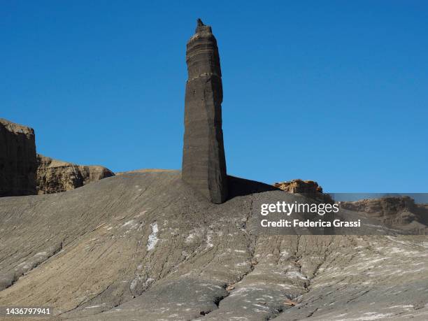 pinnacle rock formation called "angel of death" at the mancos badlands at north caineville mesa, utah - pinnacle rock formation fotografías e imágenes de stock