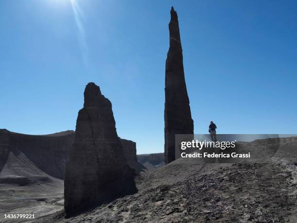 pinnacle rock formation called "the spire" or "long dong silver" at the mancos badlands, north caineville mesa, utah - pinnacle rock formation fotografías e imágenes de stock