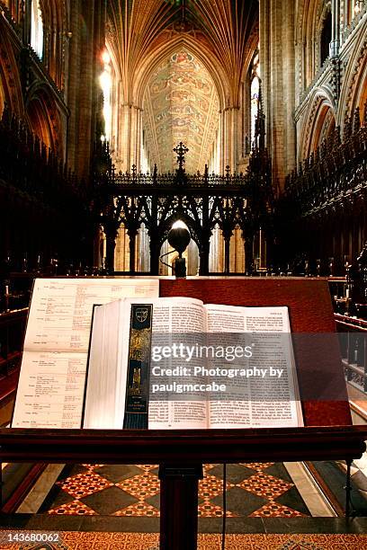 pulpit with bible in church - catedral de ely fotografías e imágenes de stock