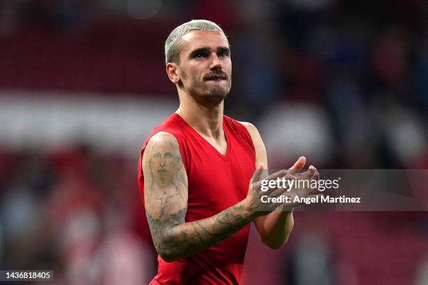 Antoine Griezmann of Atletico Madrid applauds the fans after their sides draw during the UEFA Champions League group B match between Atletico Madrid...