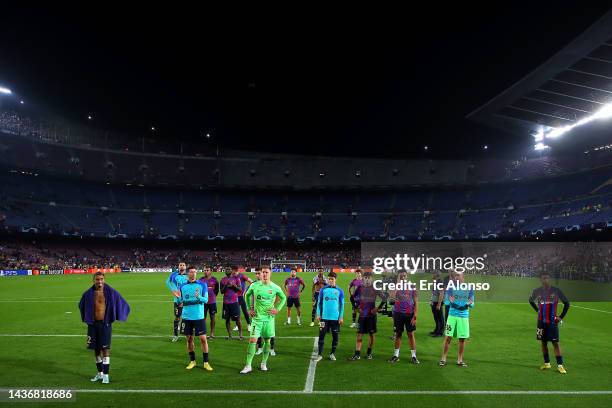 Barcelona players applaud the fans after their sides defeat during the UEFA Champions League group C match between FC Barcelona and FC Bayern München...