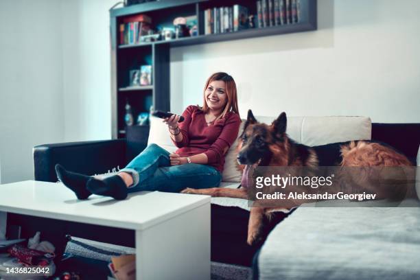 female changing television program according to dog's choice - glee tv program stockfoto's en -beelden