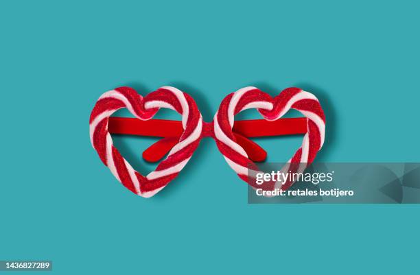 candy cane heart christmas glasses - accessoires stock-fotos und bilder