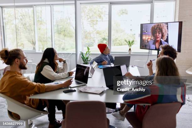 businesswoman having online briefing with team in a hybrid office - flexibility stock pictures, royalty-free photos & images
