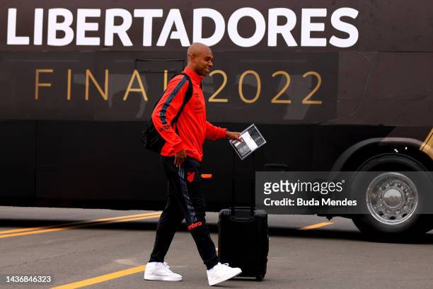 Fernandinho of Athletico Paranaense arrives at Simon Bolivar Air Base on October 26, 2022 in Guayaquil, Ecuador. Flamengo and Athletico Paranaense...