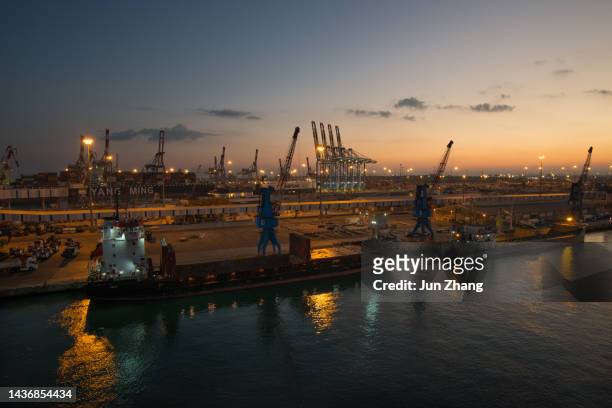puerto de ashdod, israel, en el crepúsculo - ashdod fotografías e imágenes de stock