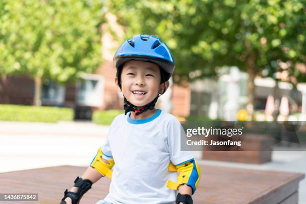 a chinese baby - knie en elleboogbeschermers stockfoto's en -beelden