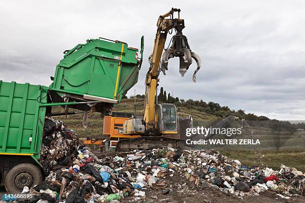 maquinaria en el centro de la colección de la basura - gestión de residuos fotografías e imágenes de stock