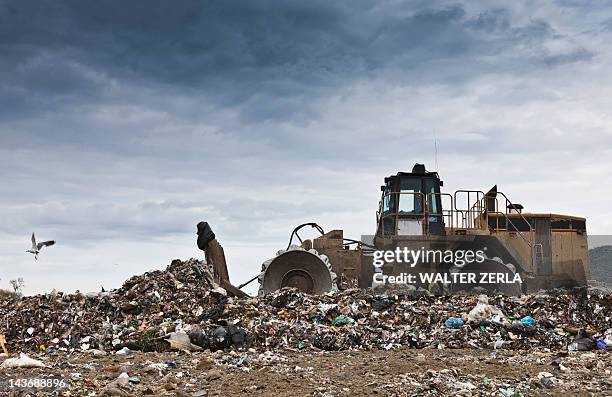 bulldozer in-kollektion center - landfill stock-fotos und bilder