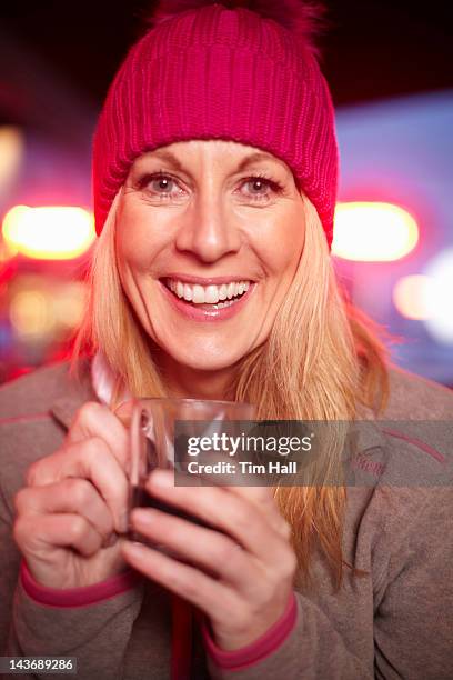 Mulher Beber Xcara De Caf, Foto de stock