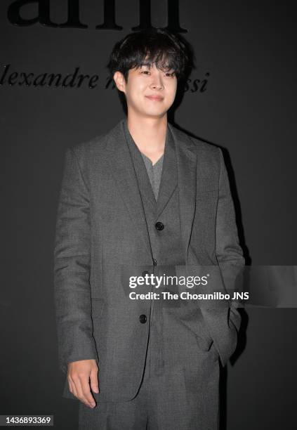 Choi Woo-sik attends the photocall of the Seoul Fashion Week SS 23 'AMI' Fashion Show at Gwanghwamun on October 11, 2022 in Seoul, South Korea.