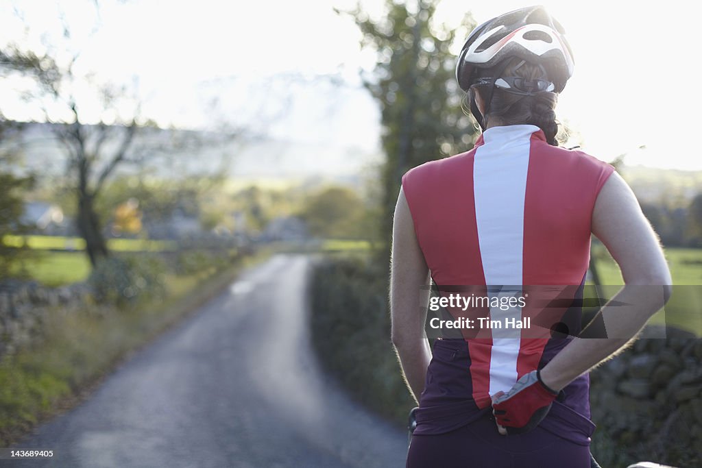 Ciclisti in bicicletta sulla Strada di campagna