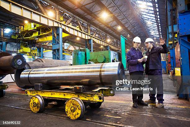 trabajadores hablando en acero forge - siderurgicas fotografías e imágenes de stock