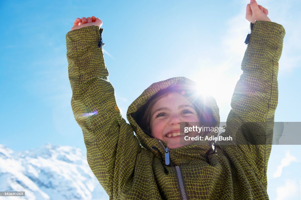 Rapariga a celebrar na neve mountaintop