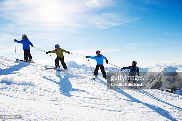 bambini arrampicata montagna innevata - winter sport foto e immagini stock