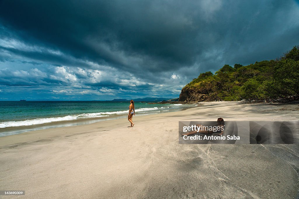 Mulher relaxante na praia tropical