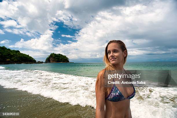 mulher em pé de biquíni em ondas - playa tamarindo - fotografias e filmes do acervo