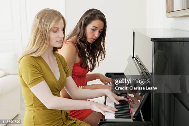 teenager mädchen spielen klavier zusammen - constantia stock-fotos und bilder