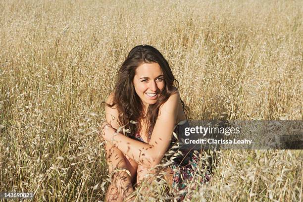 adolescente sentada em wheatfield - constantia - fotografias e filmes do acervo