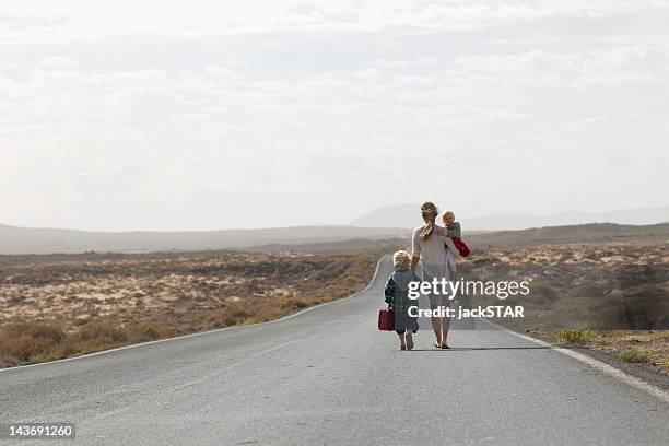 mother and children on rural road - koffer geht nicht zu stock-fotos und bilder