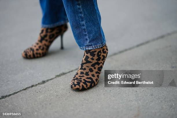 Emy Venturini wears blue cut-out / trompe l'oeil waist / ripped pants from Levis Vintage She Abbigliamento, brown and black leopard print pattern...