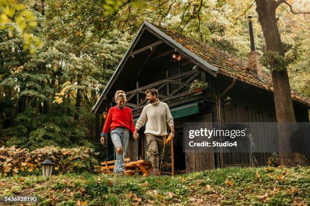 finalmente compramos la casa de nuestros sueños - casita de campo fotografías e imágenes de stock