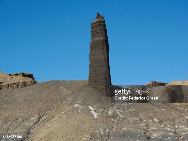 pinnacle rock formation called "angel of death" at the mancos badlands at north caineville mesa, utah - pinnacle rock formation fotografías e imágenes de stock