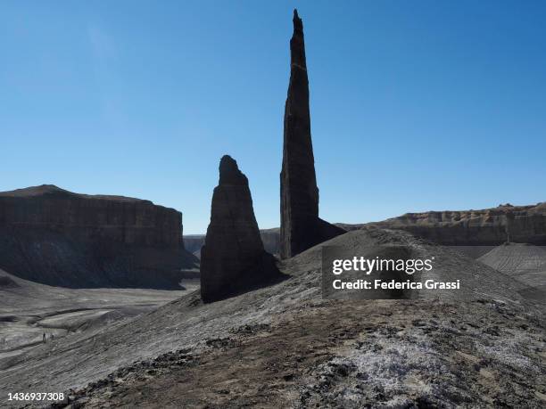 pinnacle rock formation called "the spire" or "long dong silver" at the mancos badlands, north caineville mesa, utah - pinnacle rock formation fotografías e imágenes de stock