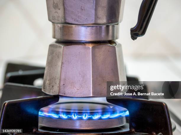 blue flame gas cooker burner, with a coffee pot preparing the morning coffee. - methaan stockfoto's en -beelden