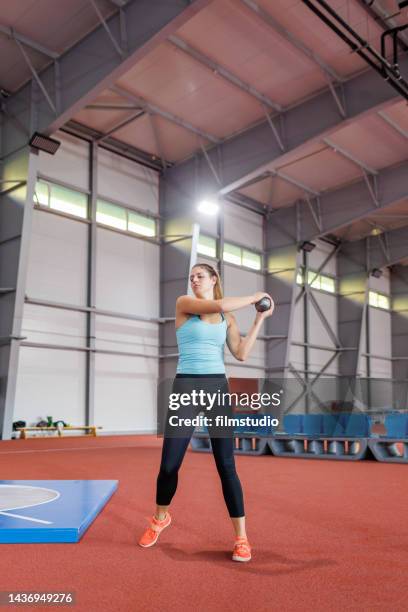 teenage shot putter in der action - kugelstoßen stock-fotos und bilder