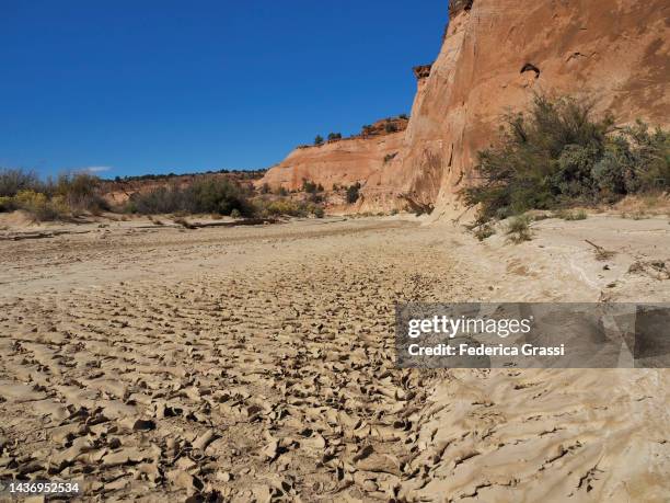 view of alvey wash riverbed near big horn slot canyon, grand staircase escalante national monument, utah - mud riverbed stock pictures, royalty-free photos & images