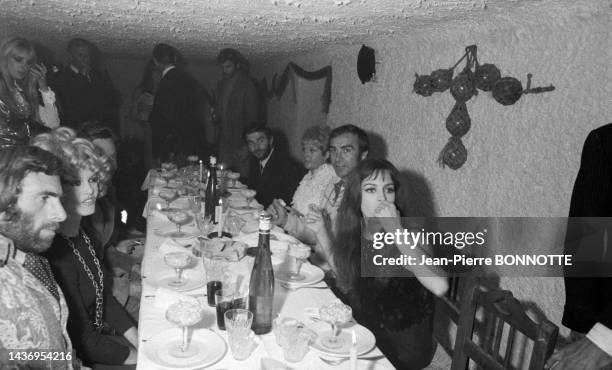 Robert Hossein, Brigitte Bardot, Sean Connery et Michèle Mercier dans un restaurant à Almeria lors des tournages des films 'Une corde, un Colt…' et...