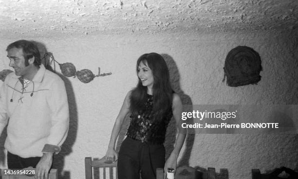 Sean Connery et Michèle Mercier dans un restaurant à Almeria lors des tournages des films 'Une corde, un Colt…' et Shalako, en février 1968.