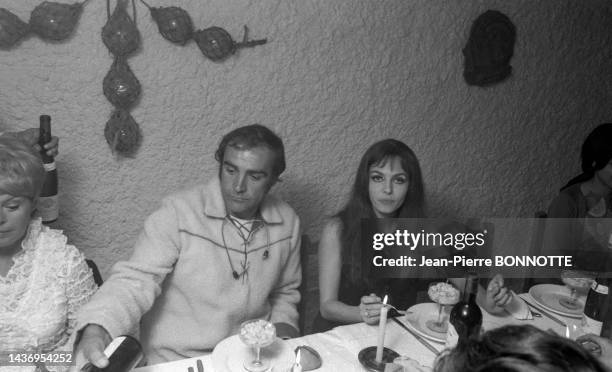 Sean Connery et Michèle Mercier dans un restaurant à Almeria lors des tournages des films 'Une corde, un Colt…' et Shalako, en février 1968.