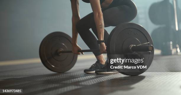 strong, fit woman and barbell at gym with deadlift workout for fitness, cross training and exercise closeup. power, strength and strong bodybuilding female exercising for wellness at a health club - weight training 個照片及圖片檔