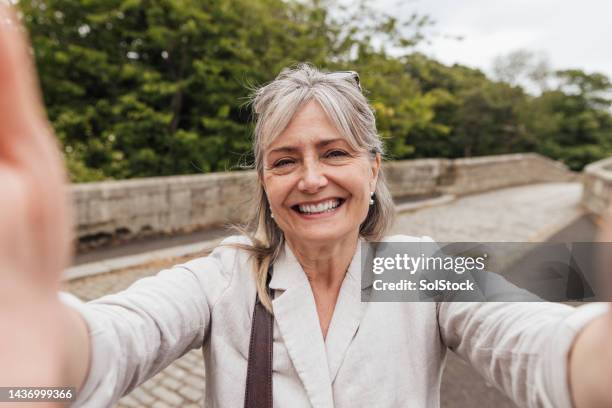 senior woman selfie on staycation - alleen seniore vrouwen stockfoto's en -beelden