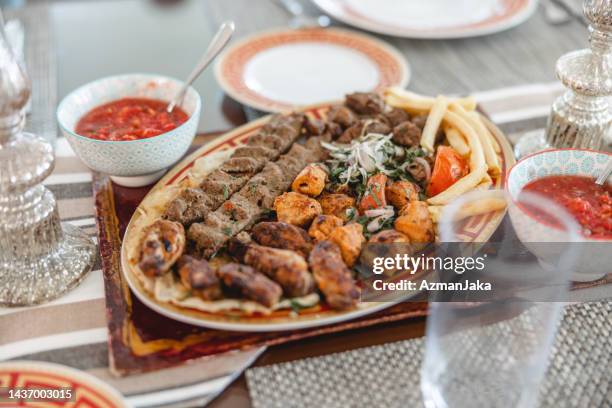 hauptgericht aus dem nahen osten auf dem esstisch mit saucen an der seite - halal stock-fotos und bilder
