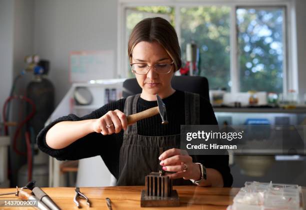 frau, schmuckdesignerin und ringhammer im atelier, in der heimwerkstatt oder in der manufaktur mit vision, ideen und holzblock. schmuckarbeiter, produktionswerkzeuge und kreatives goldgeschenk im kleinbetrieb - juwelier stock-fotos und bilder