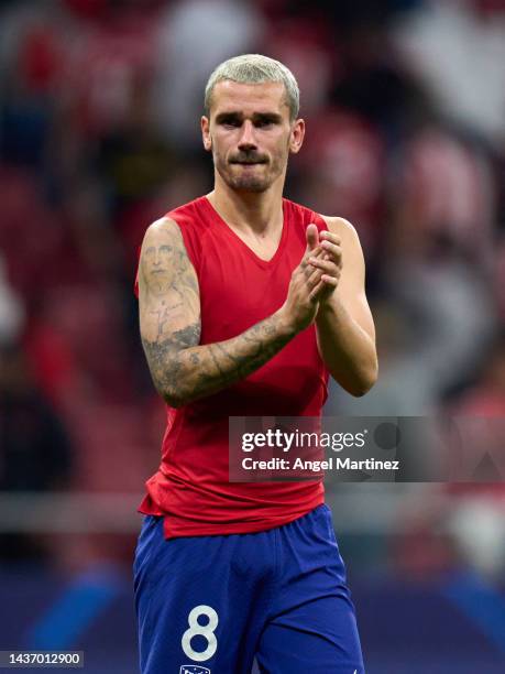 Antoine Griezmann of Atletico Madrid applauds the fans after their sides draw during the UEFA Champions League group B match between Atletico Madrid...