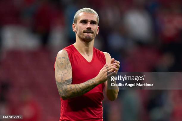 Antoine Griezmann of Atletico Madrid applauds the fans after their sides draw during the UEFA Champions League group B match between Atletico Madrid...