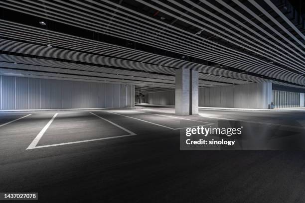 parking lot in modern office building - parking lot stockfoto's en -beelden