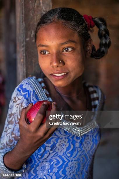 retrato da jovem nepalês feliz comendo uma maçã, bhaktapur, nepal - nepalese ethnicity - fotografias e filmes do acervo