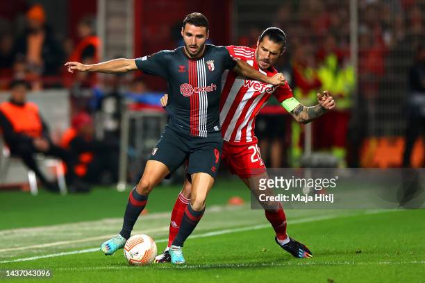 Abel Ruiz of Sporting Braga is challenged by Christopher Trimmel of 1.FC Union Berlin during the UEFA Europa League group D match between 1. FC Union...