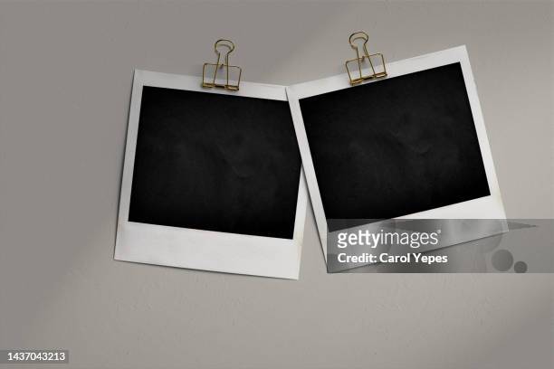 stack of blank instant print transfer with in neutral beige background - instagram mockup stock-fotos und bilder