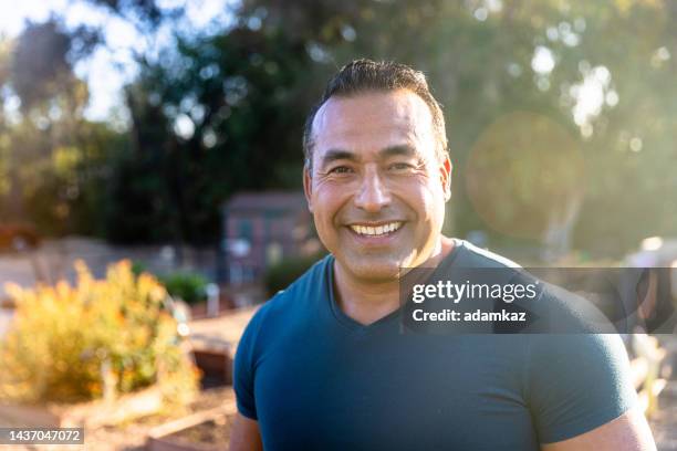 volunteer friends gardening at sunset tirando uma selfie - handsome mexican men - fotografias e filmes do acervo