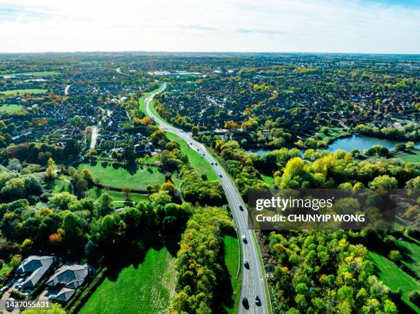 vista aérea de la autopista cerca del pueblo, reino unido - buckinghamshire fotografías e imágenes de stock