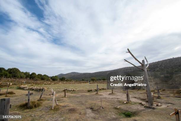 sad hill, location where the movie the good, the bad and the ugly was filmed. - hanging gallows stock pictures, royalty-free photos & images