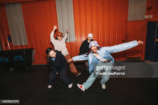 urban style women dancing outdoors in the city streets - rap group stockfoto's en -beelden