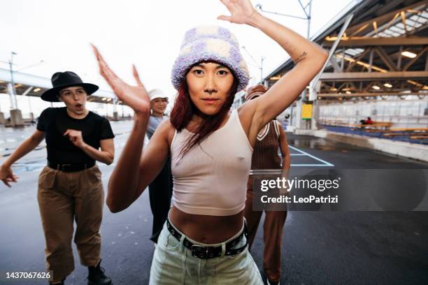 mujeres de estilo urbano bailando al aire libre en las calles de la ciudad - fun band fotografías e imágenes de stock